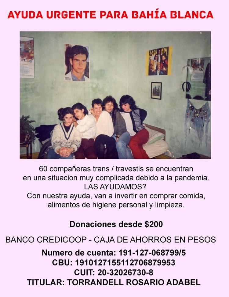 Volante con información sobre el pedido de donaciones en Bahia Blanca. Se ve una foto de cinco personas sentadas en una cama, en una pieza adornada con algunos posters